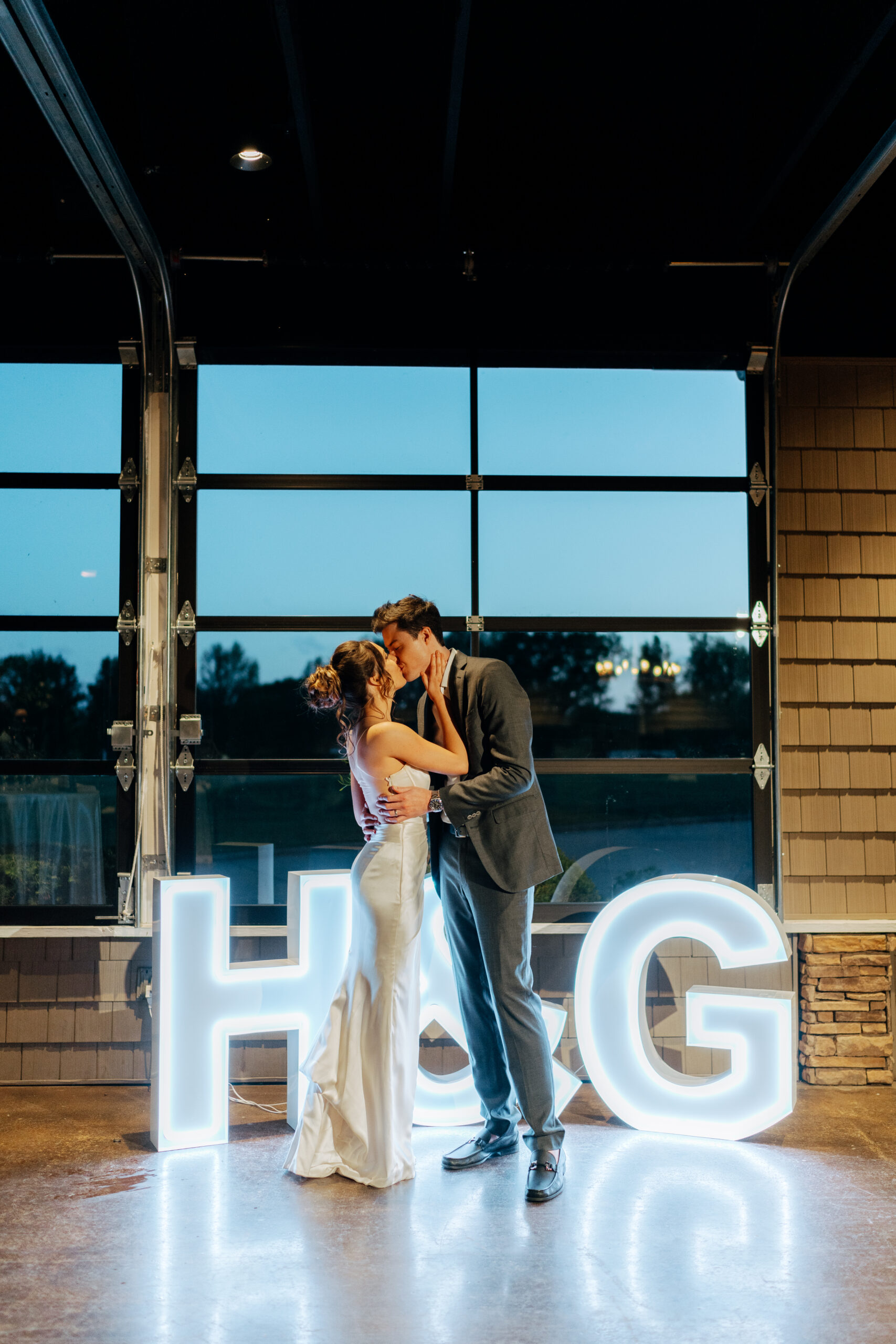 couple kissing at Hermitage golf weddings
